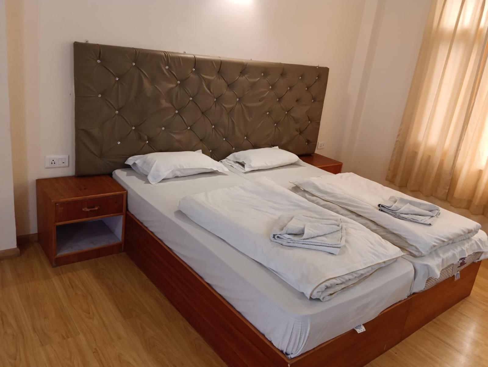 Hotel Dimbir Regency Лех Екстериор снимка